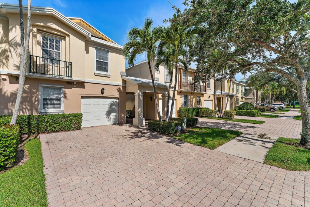 Discover the Tranquil Oasis of Catalina Lakes in West Palm Beach, Florida